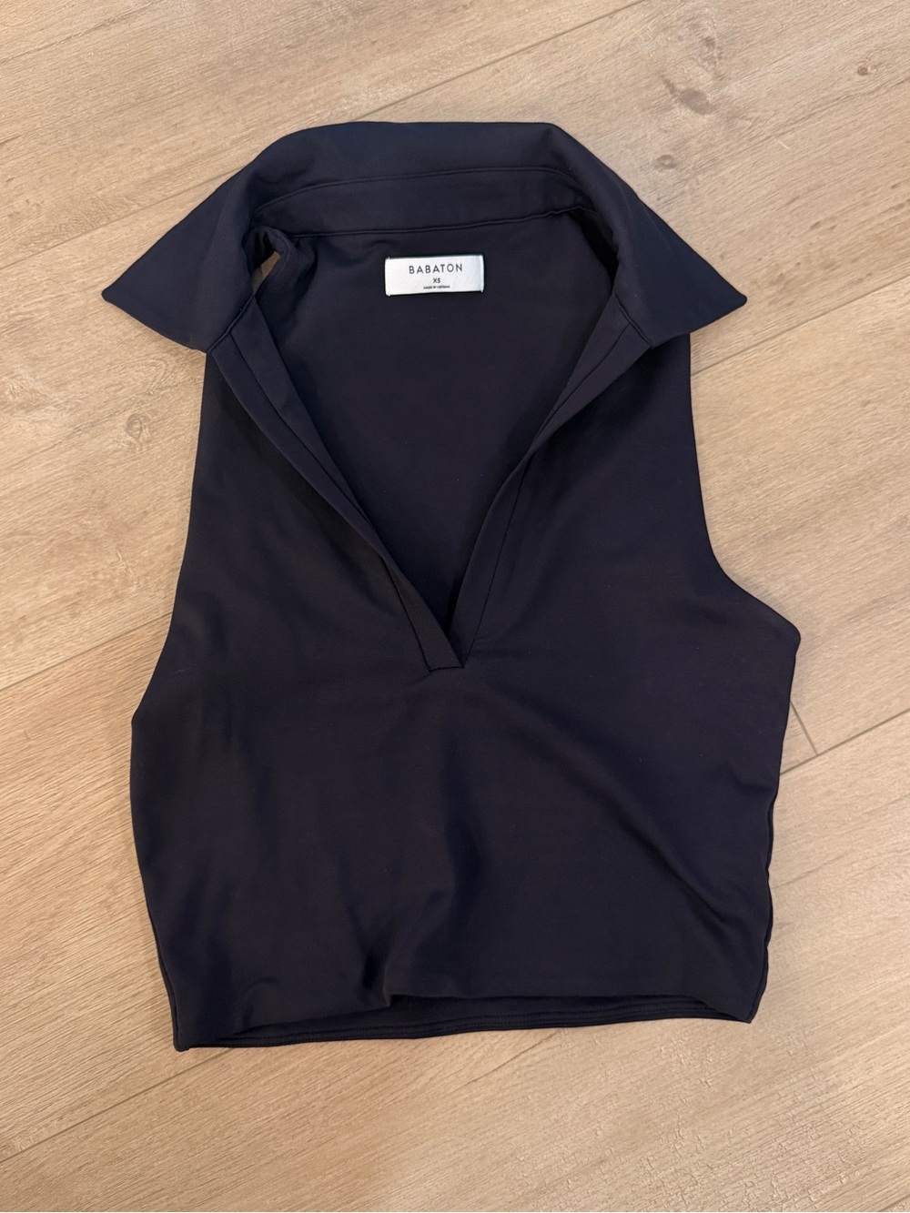 Aritzia Babaton Black Collared V-Neck Sleeveless Top